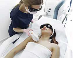 Какие «процедуры красоты» могут привести к потере зрения? Объясняет врач.